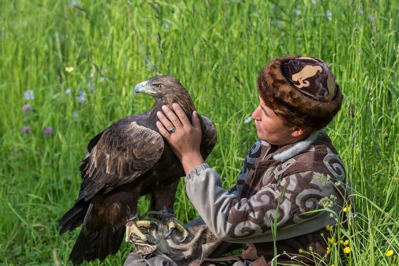 Almaty: Falconry show and Big Almaty Gorge - Sunkar Falconry Center and the bird show
