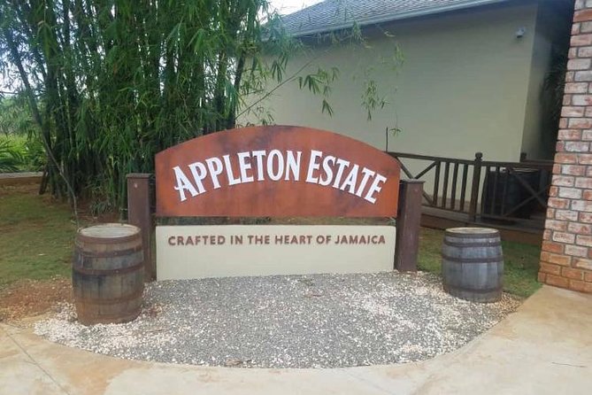 Appleton Estate Rum and Floyd's Pelican Bar Tour - What to eat and drink at the bar