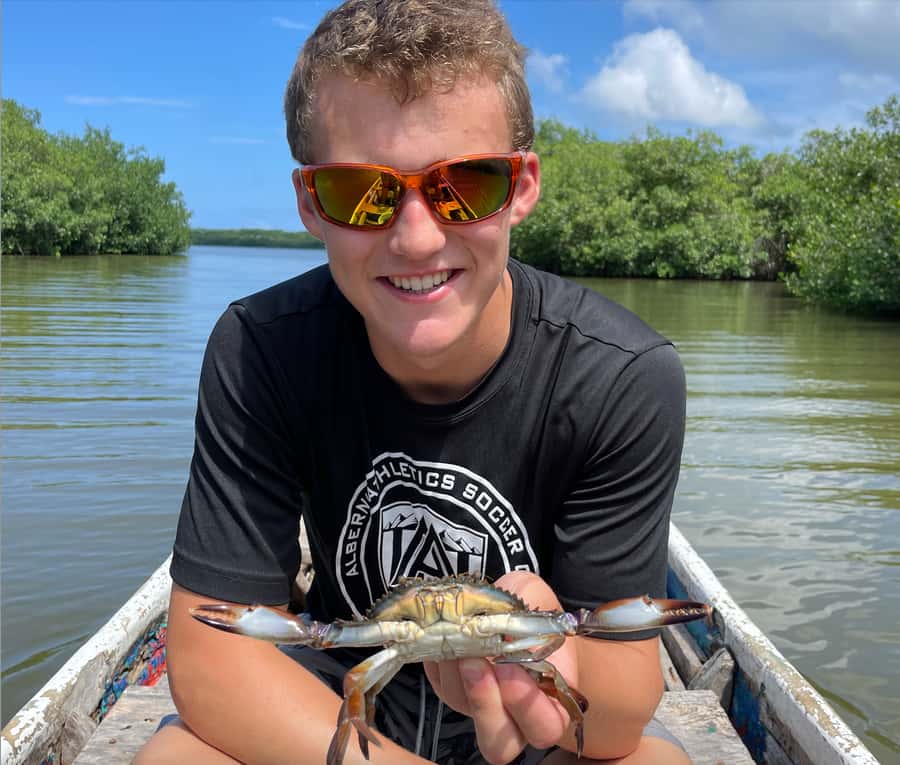 Cartagena Fishing, Crabbing, Birdwatching Experience + Lunch - Trying the fishing net