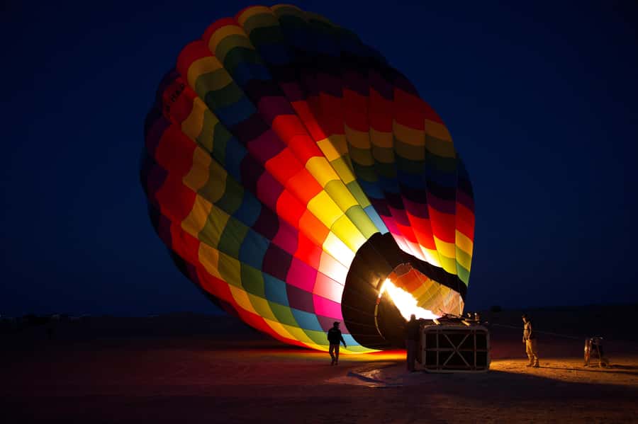 Dubai: Hot Air Balloon Ride & Falcon Show Over the Desert - The in-flight falcon show adds a local touch