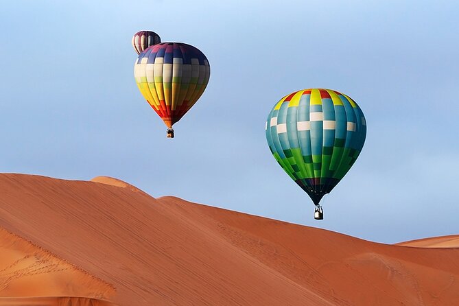 Hot Air Balloon Ride With Gourmet Breakfast and Falcon Show - Preparing for the balloon basket