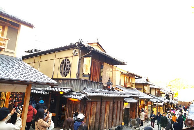 Kyoto Late Bird Walking Tour - Walking through Gion at the right time of day
