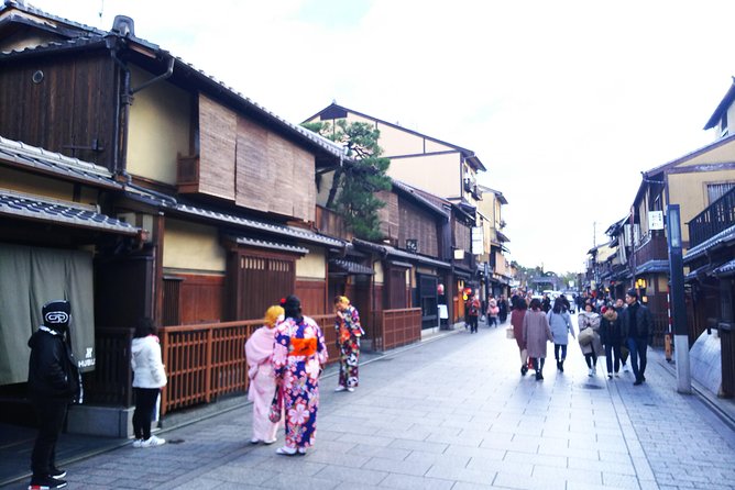 Kyoto Late Bird Walking Tour - What the guides add to the experience