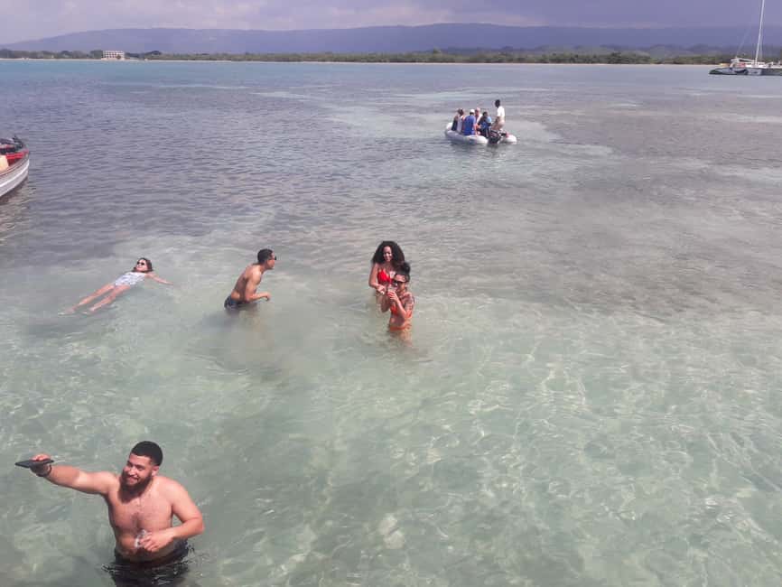 Montego Bay: 8-Hour Appleton & Pelican Bar Return Transfer - Floyd’s Pelican Bar: drinks on a sandbank