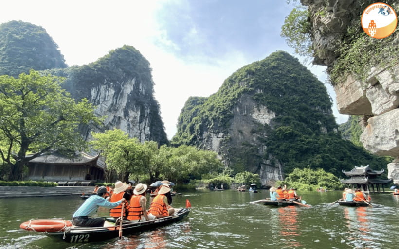 NINH BINH DAY TRIP: HOA LU,MUA CAVES &THUNG NHAM BIRD VALLEY - The morning road from Hoan Kiem to Ninh Binh